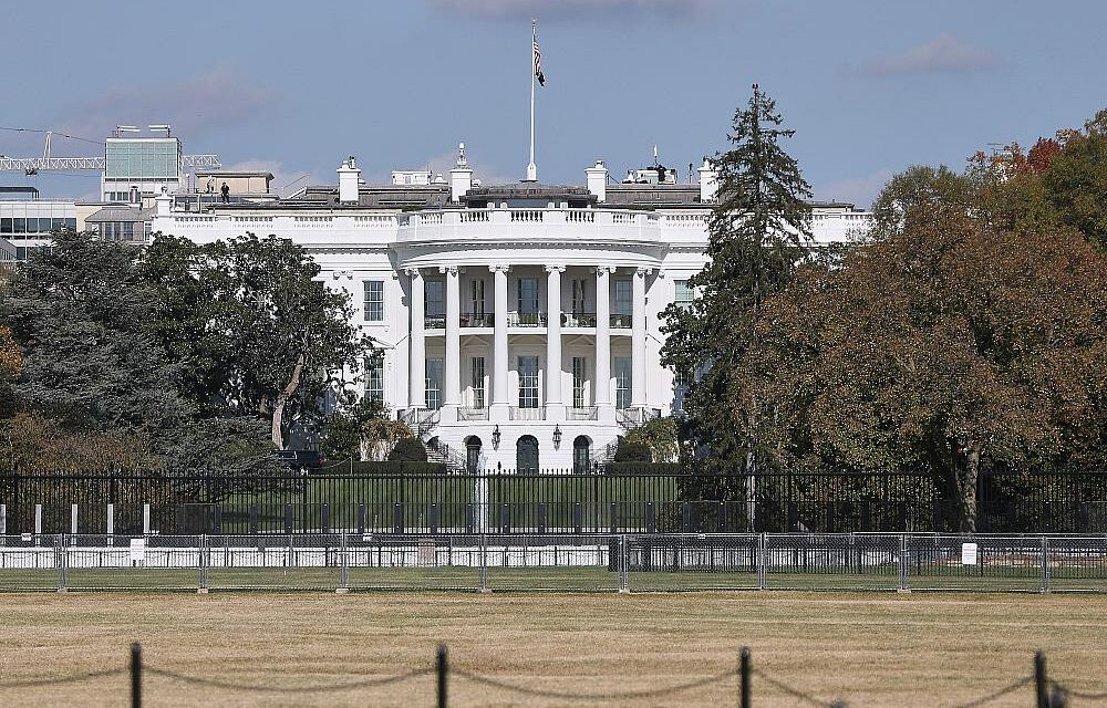 Joschka Fischer schaut besorgt auf die USA